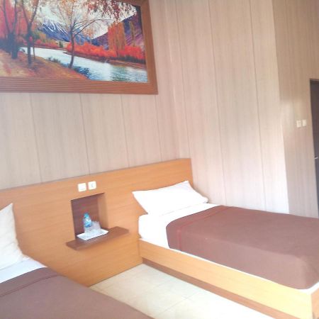Hotel Kencana Rembang Szoba fotó