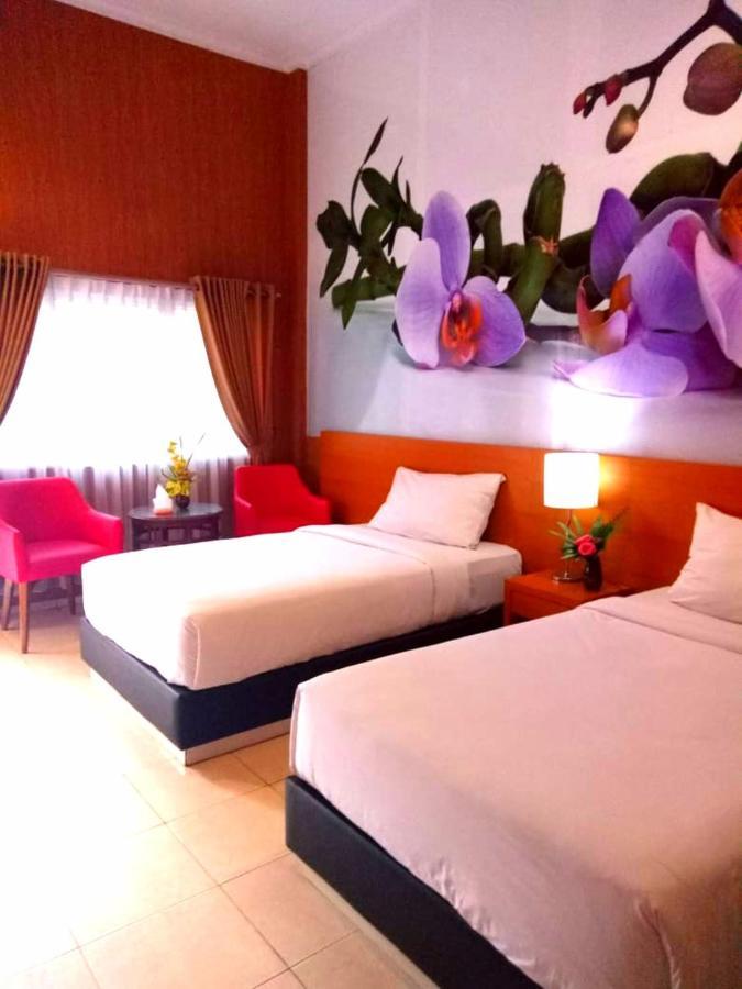 Hotel Kencana Rembang Kültér fotó