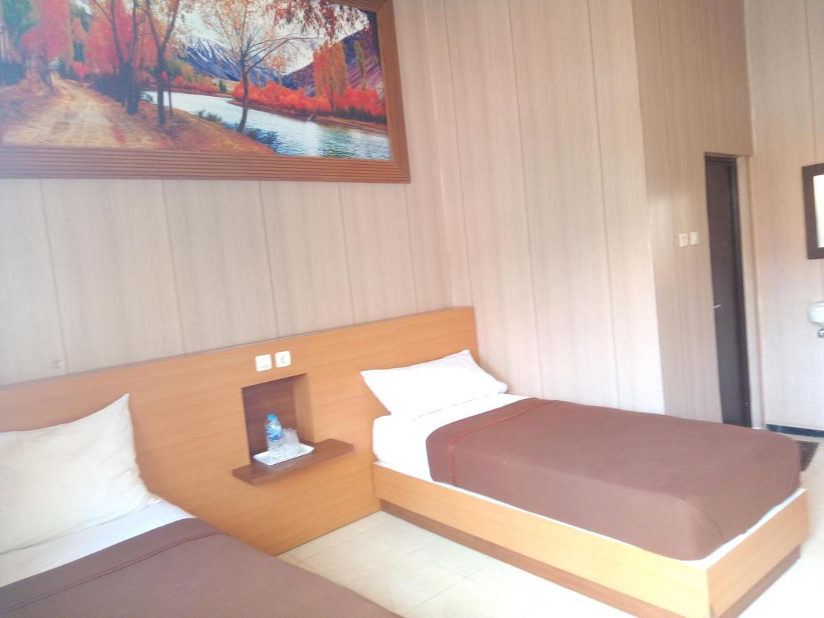 Hotel Kencana Rembang Szoba fotó